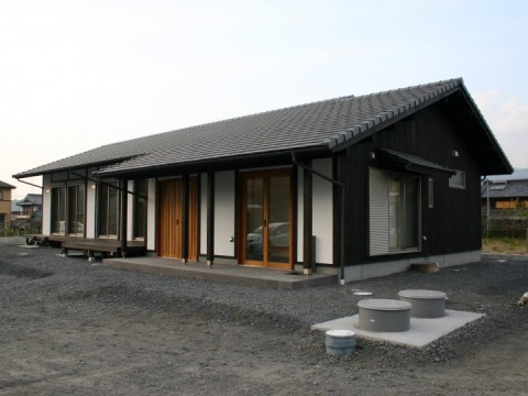 しっくいと焼杉を纏う平屋の家 @和歌山県かつらぎ町サムネイル