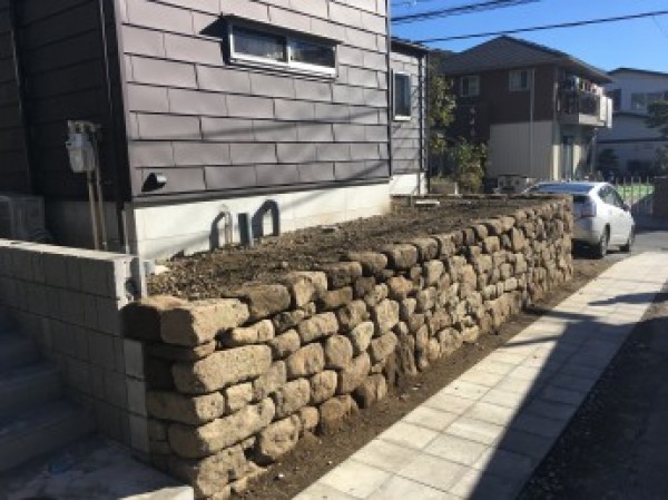 鎌倉石の石積みサムネイル